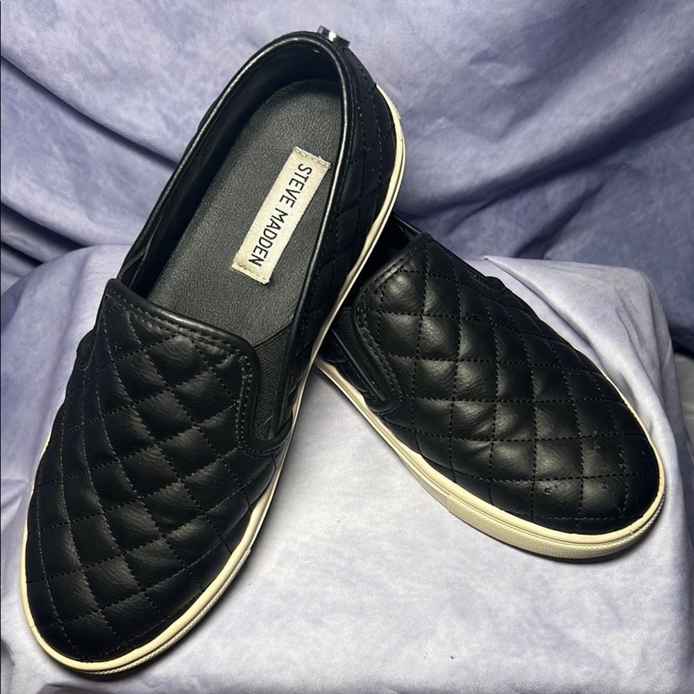 Steve Madden black cushioned slip-on sneakers, model Ecentrcq